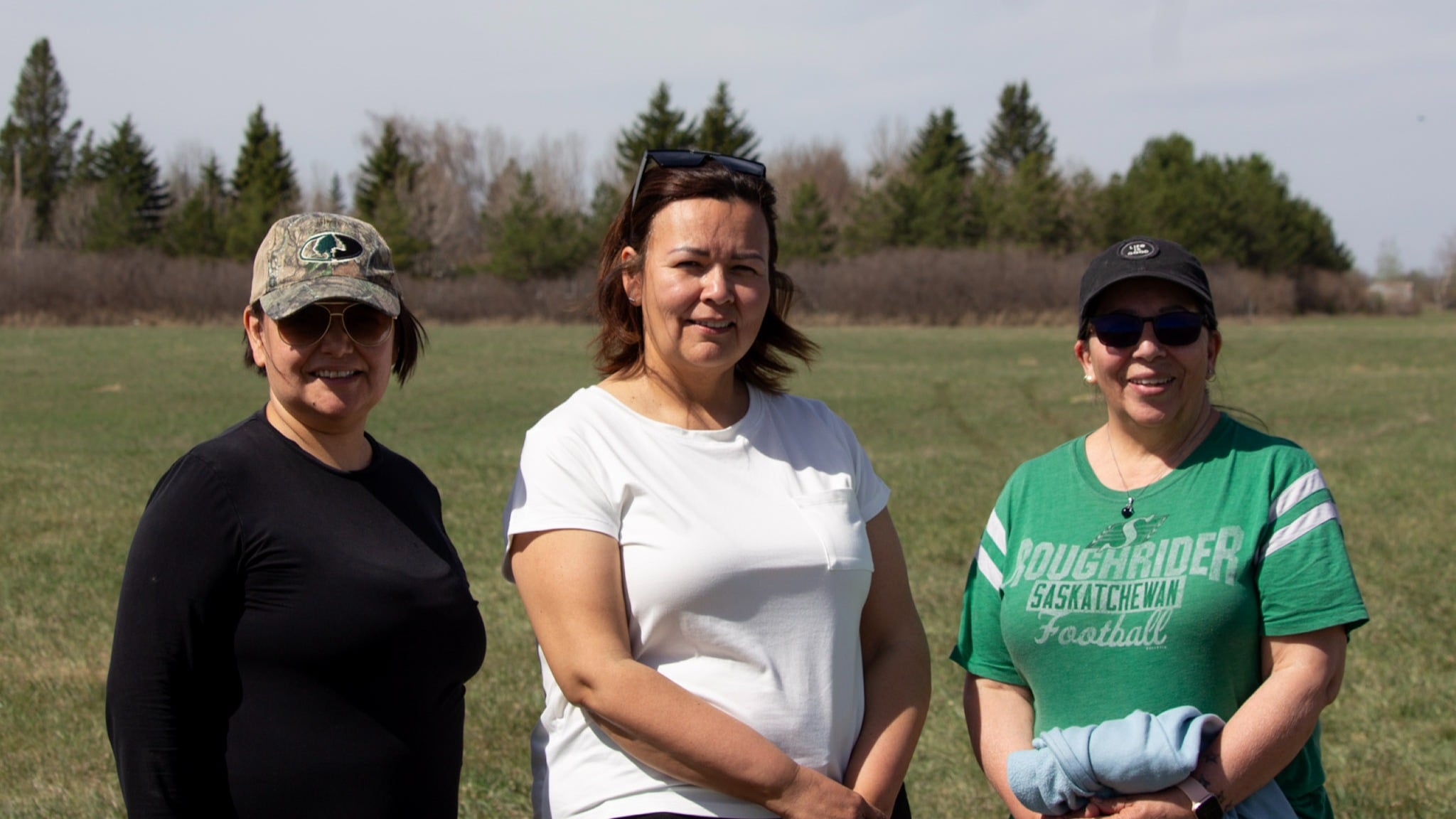 Norma Pewapisconias (middle) with volunteers at the GPR testing.