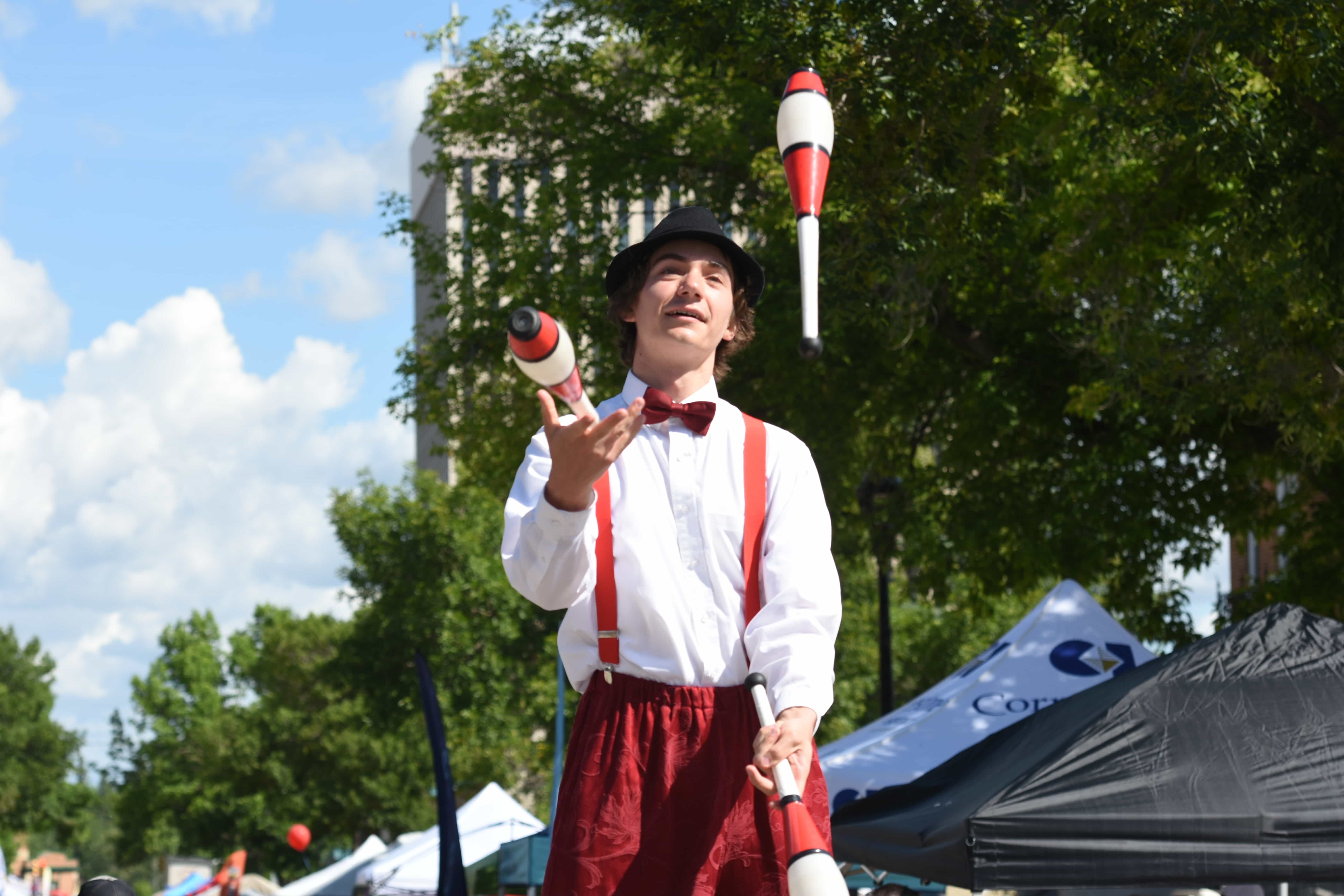 A stilt walker wowed onlookers by juggling three pins as he walked down Central Avenue.
