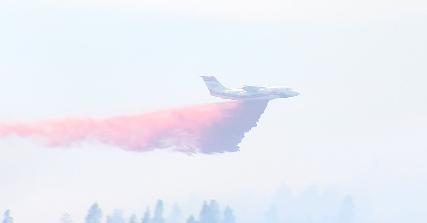An RJ85 air tanker dropping retardant on the Guichon Creek fire in Logan Lake.