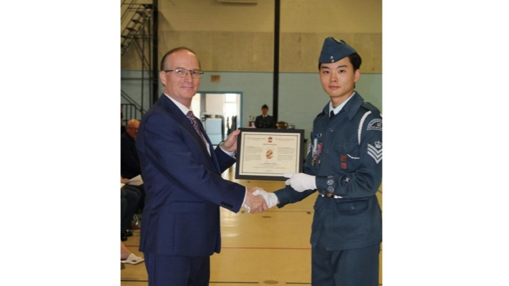 Flight Sergeant Matthew Kim with former soldier of the Lord Strathcona’s
Horse (Royal Canadians), Mr. Darren Roberts.