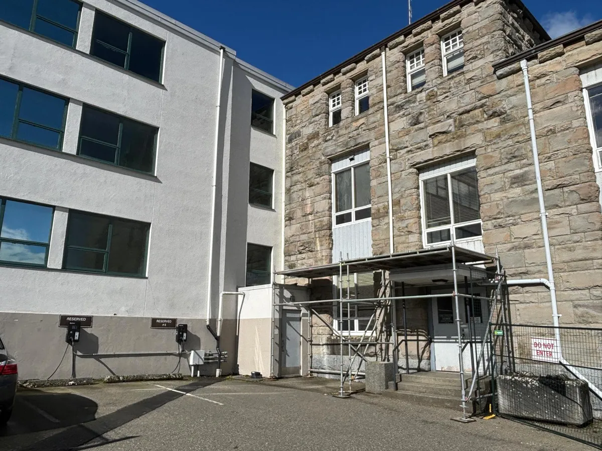 The intricate stone-clad late Victorian era courthouse facing Front st. is sandwiched against a more mundane, functional courthouse addition from 1957 on the Chapel St. side.
